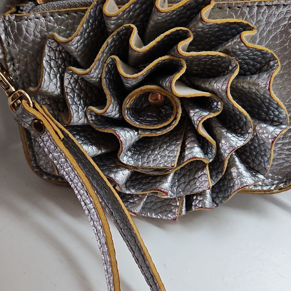 Jazzd Silver and Gold wristlet with flower - Picture 2 of 7